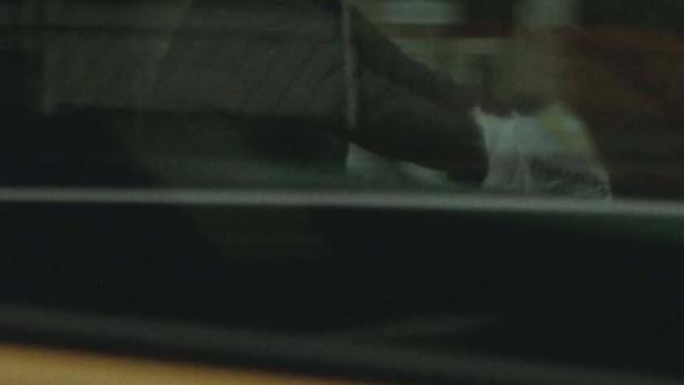 Ein Mann mit Helm fährt auf einem Motorroller, möglicherweise eine Szene aus „Lucky Lu“.