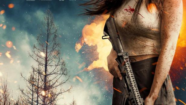 Eine Frau mit Gewehr auf dem Filmplakat zu „Hunting Grounds“.
