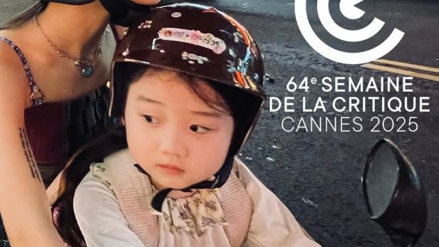 Ein Mädchen und eine junge Frau mit Helmen sitzen auf einem Roller in einer belebten Straße.