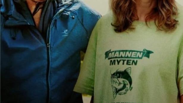 Ein Mann mit Fahrradhelm und eine Frau auf dem Filmplakat zu „Ute och Cyklar“.