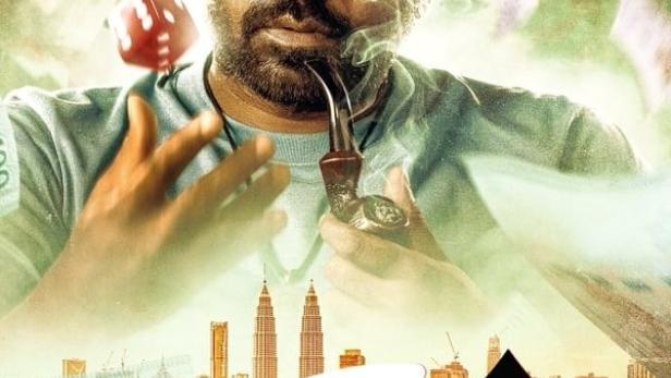 Ein Mann mit Pfeife vor einer Skyline und Spielkarten auf dem Filmplakat von „Ace“.