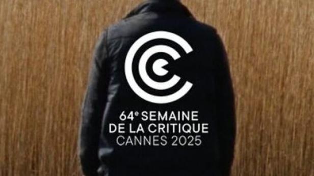 Ein Mann steht vor einem Feld; auf seiner Jacke steht „64e Semaine de la Critique Cannes 2025“.