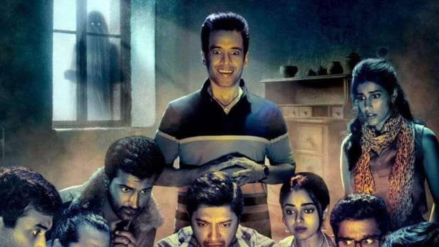 Das Filmplakat für „Kapkapiii“ zeigt eine Gruppe von Leuten, die ein Ouija-Brett benutzen, und einen Geist im Hintergrund.