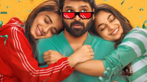 Ein Mann mit Pixel-Sonnenbrille wird von zwei lächelnden Frauen umarmt; Konfetti im Hintergrund.