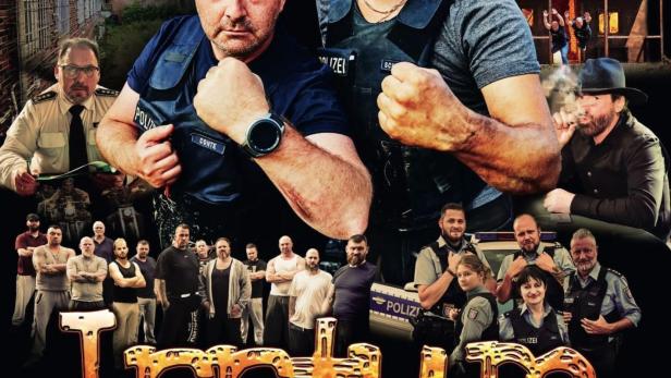 Das Filmplakat für „Irrtum“ zeigt zwei Polizisten vor einer brennenden Stadt.