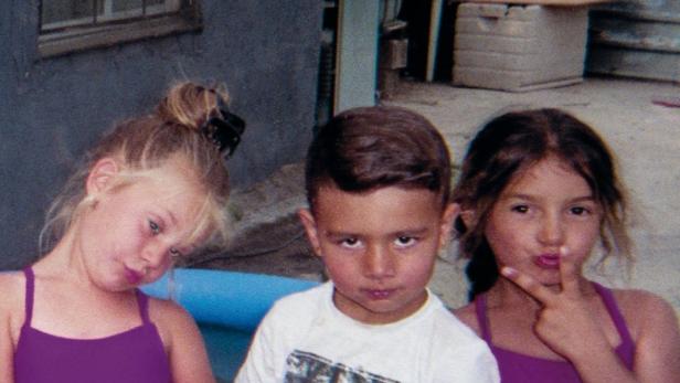 Das Filmplakat für „Ciudad Sin Sueño“ zeigt drei Kinder vor einem Pool.