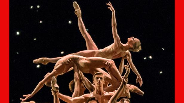 Mehrere Tänzer des Royal Ballet bilden eine Pyramide auf der Bühne.