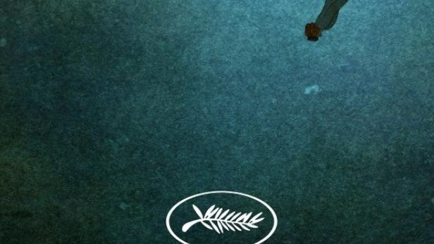 Ein Taucher schwimmt in einem dunklen Gewässer. Im unteren Bereich befindet sich das Logo des Festival de Cannes.