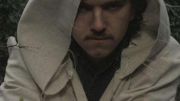 Ein Mann mit Kapuze, möglicherweise eine Filmszene aus „Marked“ mit Mitch Fleming und Oskar Prokop.