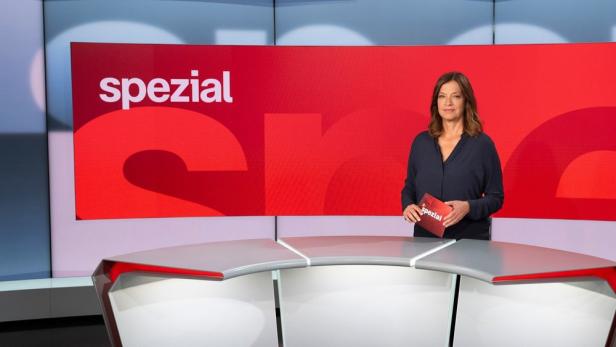 Eine Moderatorin steht im Studio vor dem roten „spezial“-Logo des ZDF.