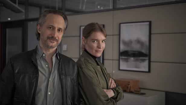 Ein Mann und eine Frau stehen nebeneinander, möglicherweise am Set der Serie „Das große Schlachten“.