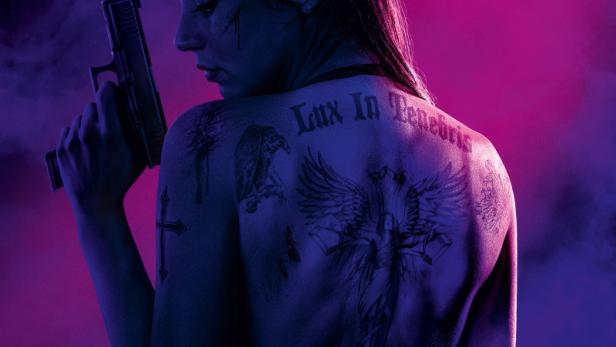 Ana de Armas als Ballerina mit Tätowierungen und einer Pistole in einem Filmposter für „John Wick“.