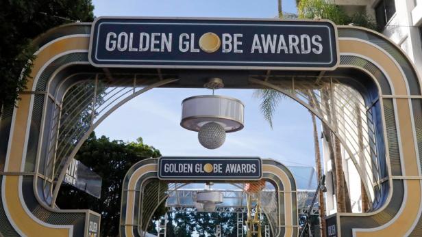 Der Eingang zu den Golden Globe Awards mit dem Schriftzug und goldenen Akzenten.