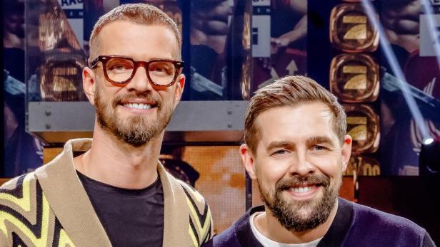 Joko Winterscheidt und Klaas Heufer-Umlauf posieren für „Joko & Klaas gegen ProSieben“.