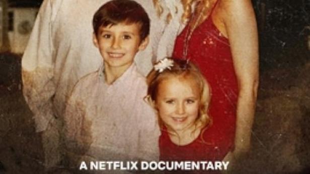 Das Cover der Netflix-Dokumentation „A Deadly American Marriage“ zeigt eine zerrissene Fotografie einer Familie.