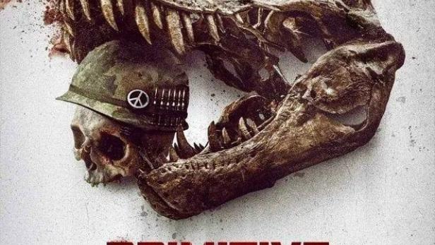 Das Filmplakat für „Primitive War“ zeigt einen Dinosaurierschädel über einem menschlichen Schädel mit Helm.