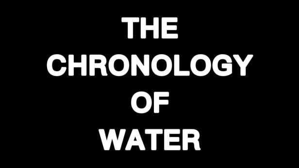 Der Titel „The Chronology of Water“ in weißer Schrift auf schwarzem Hintergrund.