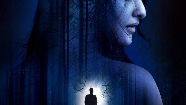 Das Filmplakat für „Nikita Roy and the Book of Darkness“ mit Sonakshi Sinha vor einem dunklen Wald.
