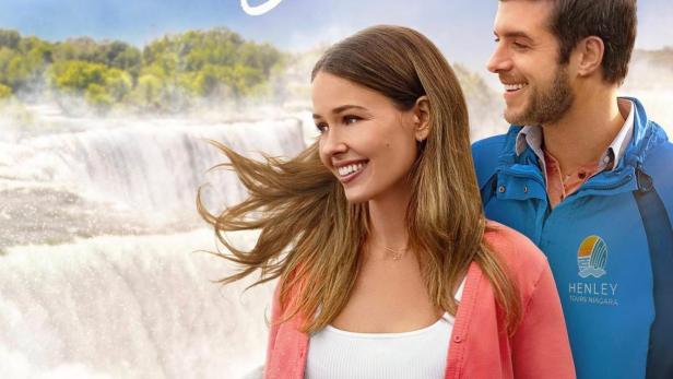 Ein Paar steht vor den Niagarafällen; Filmposter für „Falling in Love in Niagara“.