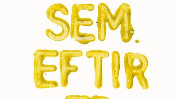 Gelbe Schrift auf weißem Grund, die den Titel „Ástin Sem Eftir Er“ (Die Liebe, die bleibt) bildet.