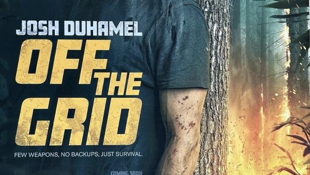 Das Filmplakat für „Off the Grid“ mit Josh Duhamel vor einem brennenden Wald und einer Bombe an einem Baum.