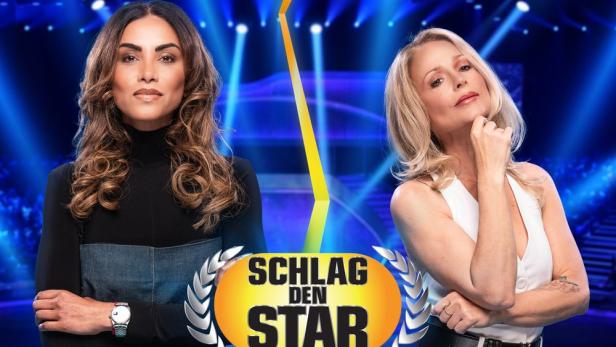 Michelle und eine blonde Frau posieren für „Schlag den Star“.