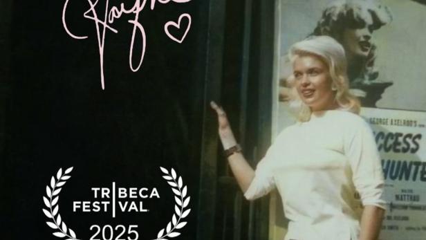 Das Filmplakat für „My Mom Jayne“ mit Jayne Mansfield vor einem ihrer Filmposter.