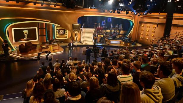 Blick auf das Studio von „TV Total“ mit Publikum, Moderator und Band.