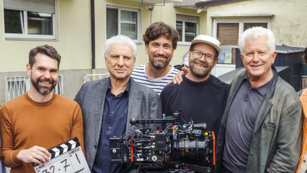 Die Besetzung und Crew von „Tatort München“ bei Dreharbeiten.