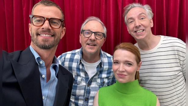 Das Rateteam der 10. Staffel von „Wer stiehlt mir die Show“ vor einem roten Vorhang.