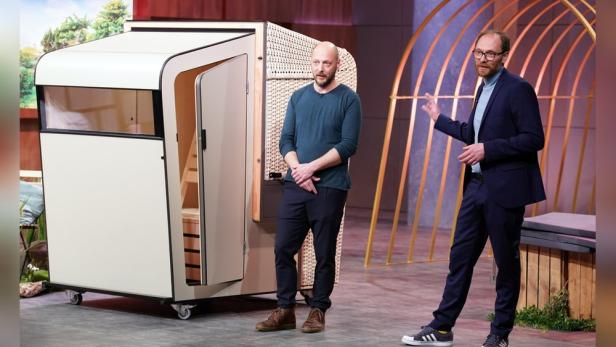 Zwei Männer präsentieren eine mobile Korbsauna in der „Höhle der Löwen“.
