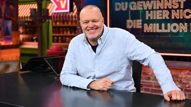 Stefan Raab sitzt vor dem Schriftzug „Du gewinnst hier nicht die Million!“.