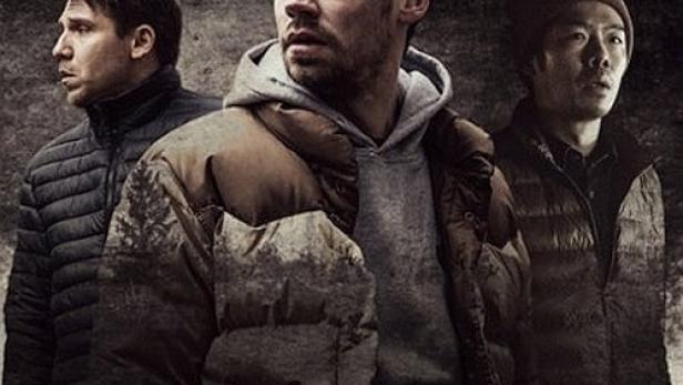Das Filmplakat für „Prey“ zeigt drei junge Männer in winterlicher Umgebung.