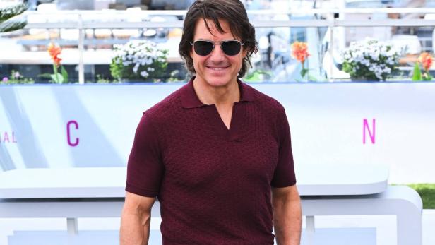 Tom Cruise posiert bei den Filmfestspielen von Cannes 2025 für ein Foto.