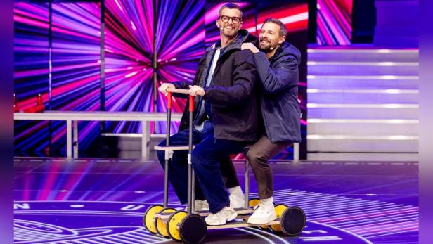 Joko und Klaas fahren gemeinsam auf einem Rollbrett auf der Bühne von „Joko & Klaas gegen ProSieben“.