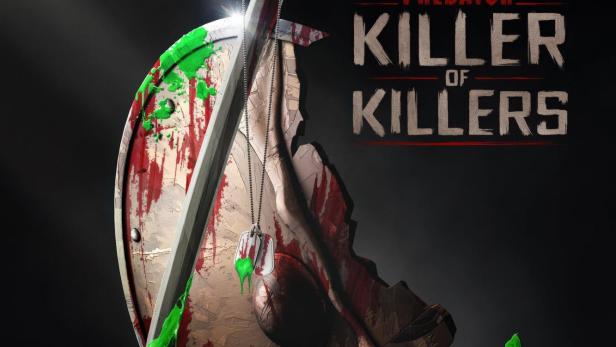 Ein Schwert steckt in einer beschädigten Maske, umgeben von Patronenhülsen und grüner Flüssigkeit.