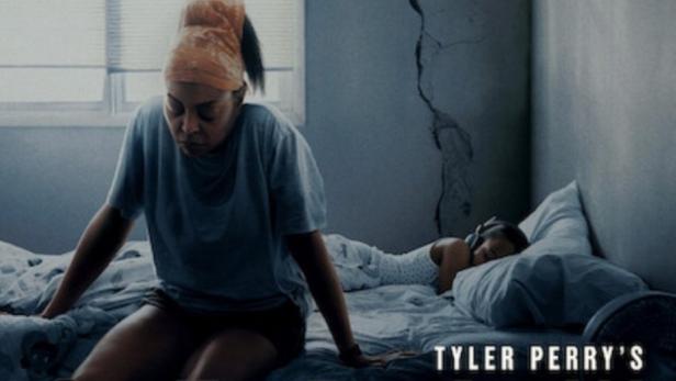 Eine Frau sitzt auf einem Bett, während ein Kind im Hintergrund schläft; Filmposter für „Straw“.