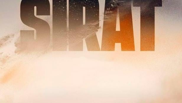 Das Filmplakat für „Sirat“ zeigt Menschen und Fahrzeuge in einer Wüstenlandschaft.