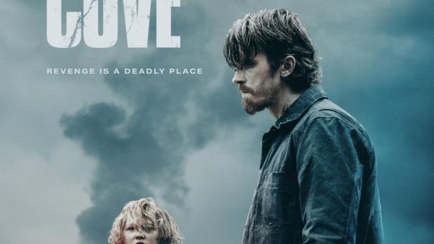 Das Filmplakat für „Barron's Cove“ zeigt Garrett Hedlund und ein Kind vor einer düsteren Landschaft.