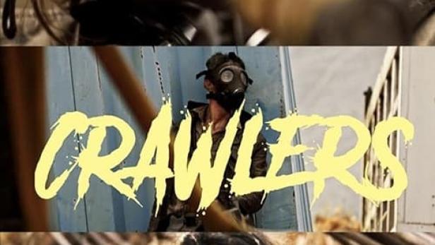 Ein dreiteiliges Bild zeigt Szenen aus dem Film „Crawlers“ mit Menschen in einer dystopischen Welt.