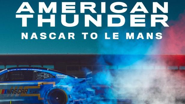 Das Filmplakat für „American Thunder: NASCAR to Le Mans“ zeigt ein blaues NASCAR-Auto mit qualmenden Reifen.