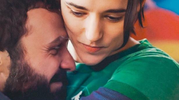 Das Filmplakat für „Différente“ zeigt Jehnny Beth und Thibaut Evrard in einer Umarmung.