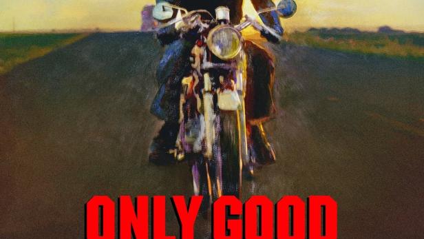 Ein Mann fährt auf einem Motorrad auf der Plakatwerbung für „Only Good Things“.