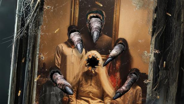 Das Filmplakat für „Deemak“ zeigt eine unheimliche Familienfotografie mit Insekten und fehlenden Gesichtern.
