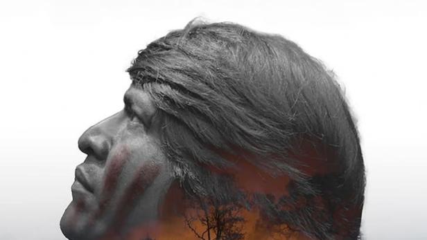 Das Porträt eines indigenen Mannes überlagert eine Szene von Waldbränden.