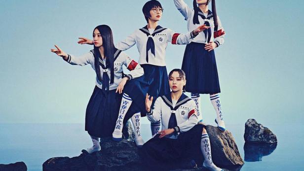 Das Filmplakat für „Atarashii Gakko! The Movie“ zeigt vier japanische Schülerinnen auf Felsen im Wasser.