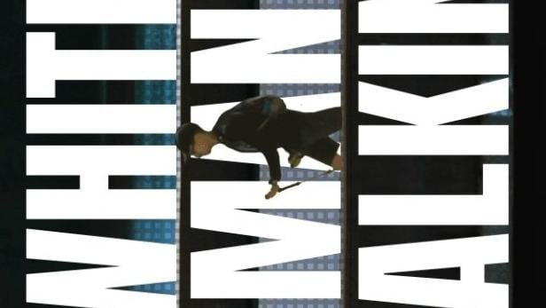 Ein Mann geht mit einem Gehstock zwischen den Worten „White Man Walking“ hindurch.