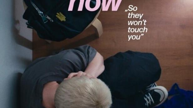 Das Filmplakat für „You're a boy now“ zeigt einen jungen Mann in gebeugter Haltung.