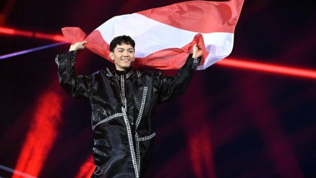 Johannes Pietsch schwenkt beim ESC 2024 die österreichische Flagge.