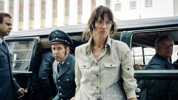 Ulrike Meinhof verlässt in Begleitung von Justizbeamten das Gefangenentransporter in Stammheim.